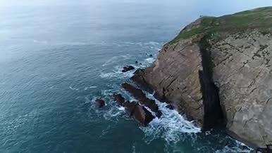 岩石海角在一个明亮的下午拍摄实拍视频的预览图